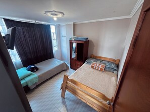 Tabla de planchar con plancha, wifi y ropa de cama 