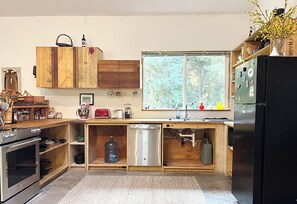 Jääkaappi, uuni, liesi, astianpesukone