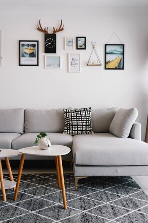 TV - Near Logan Hospital & Train | Relaxing 3BR Escape (Loganlea)