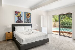 Iron/ironing board, WiFi, bed sheets - Spacious 5BR Family Home in Upper Mount Gravatt (Upper Mount Gravatt)