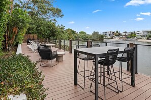 Outdoor dining - Chic 1BR Beachside Apartment in GC w/ Pool & Gym (Surfers Paradise)