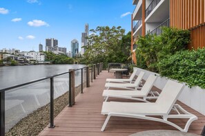 Property grounds - Chic 1BR Beachside Apartment in GC w/ Pool & Gym (Surfers Paradise)