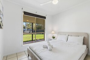 Bureau, fer et planche à repasser, Wi-Fi, draps fournis