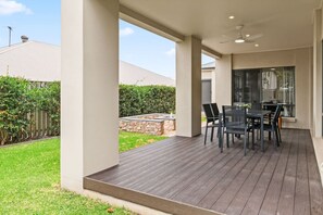 Outdoor dining - 4BR Family Home in Rochedale | Aussie Local Living (Rochedale)