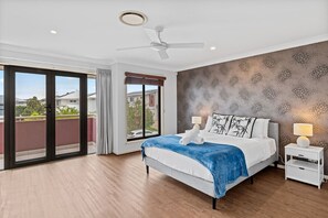 4 bedrooms, desk, WiFi, bed sheets - 4BR Family Home in Rochedale | Aussie Local Living (Rochedale)