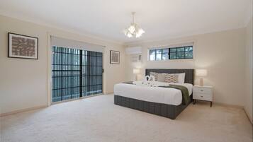 Desk, iron/ironing board, WiFi, bed sheets