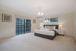 Desk, iron/ironing board, WiFi, bed sheets - Spacious 5BR Family Home with Pool in Robertson (Robertson)