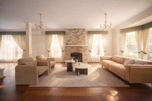TV, fireplace - Spacious 5BR Family Home with Pool in Robertson (Robertson)