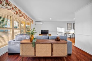 TV - Modern 4B Family-Friendly Home in Robertson QLD (Robertson)