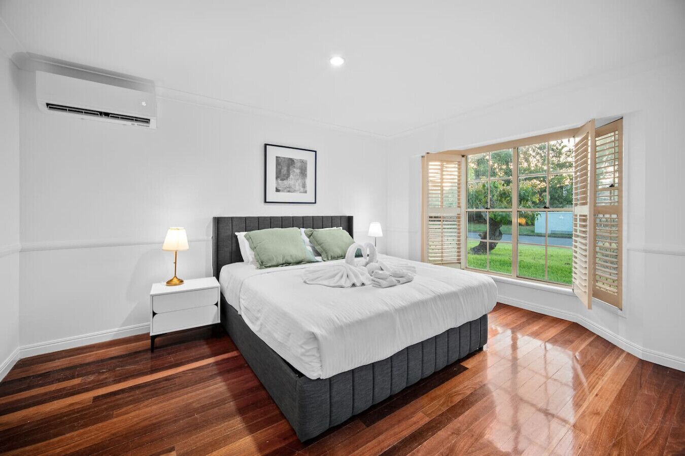 Desk, travel cot, WiFi, bed sheets
