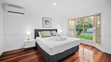 Desk, travel cot, WiFi, bed sheets