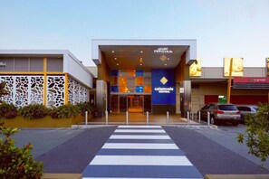 Exterior - Modern 4B Family-Friendly Home in Robertson QLD (Robertson)