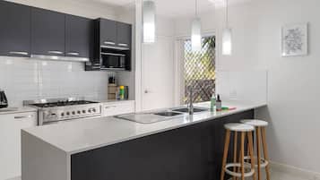 Køleskab, mikrobølgeovn, ovn, kogeplade