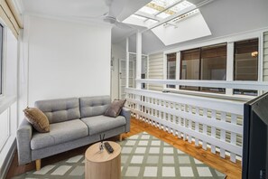 TV - Coastal Wynnum Home | Near Plaza &City Connections (Wynnum)