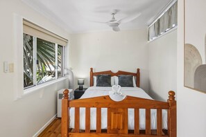 Desk, WiFi - Coastal Wynnum Home | Near Plaza &City Connections (Wynnum)