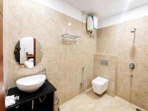 Een douche, een regendouche, pantoffels, een bidet