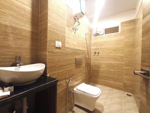 Double Room | Bathroom | Shower, towels, soap, shampoo - Hotel Heritage Divine Varanasi (Varanasi)