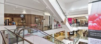 Upscale Renovated 4Bed 4Bath Retreat Walk to Mall