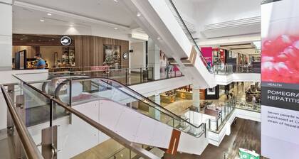 Upscale Renovated 4Bed 4Bath Retreat Walk to Mall