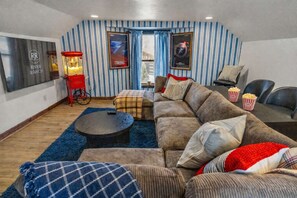 Una televisión, una chimenea, videojuegos, un futbolín