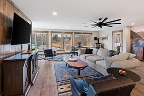 Una televisión, una chimenea, videojuegos, un futbolín