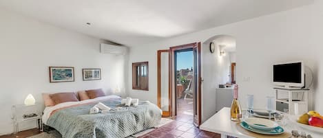 Iron/ironing board, free WiFi, bed sheets