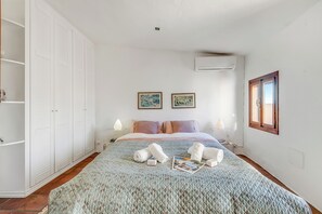 Een strijkplank/strijkijzer, gratis wifi, beddengoed