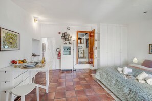 Een strijkplank/strijkijzer, gratis wifi, beddengoed