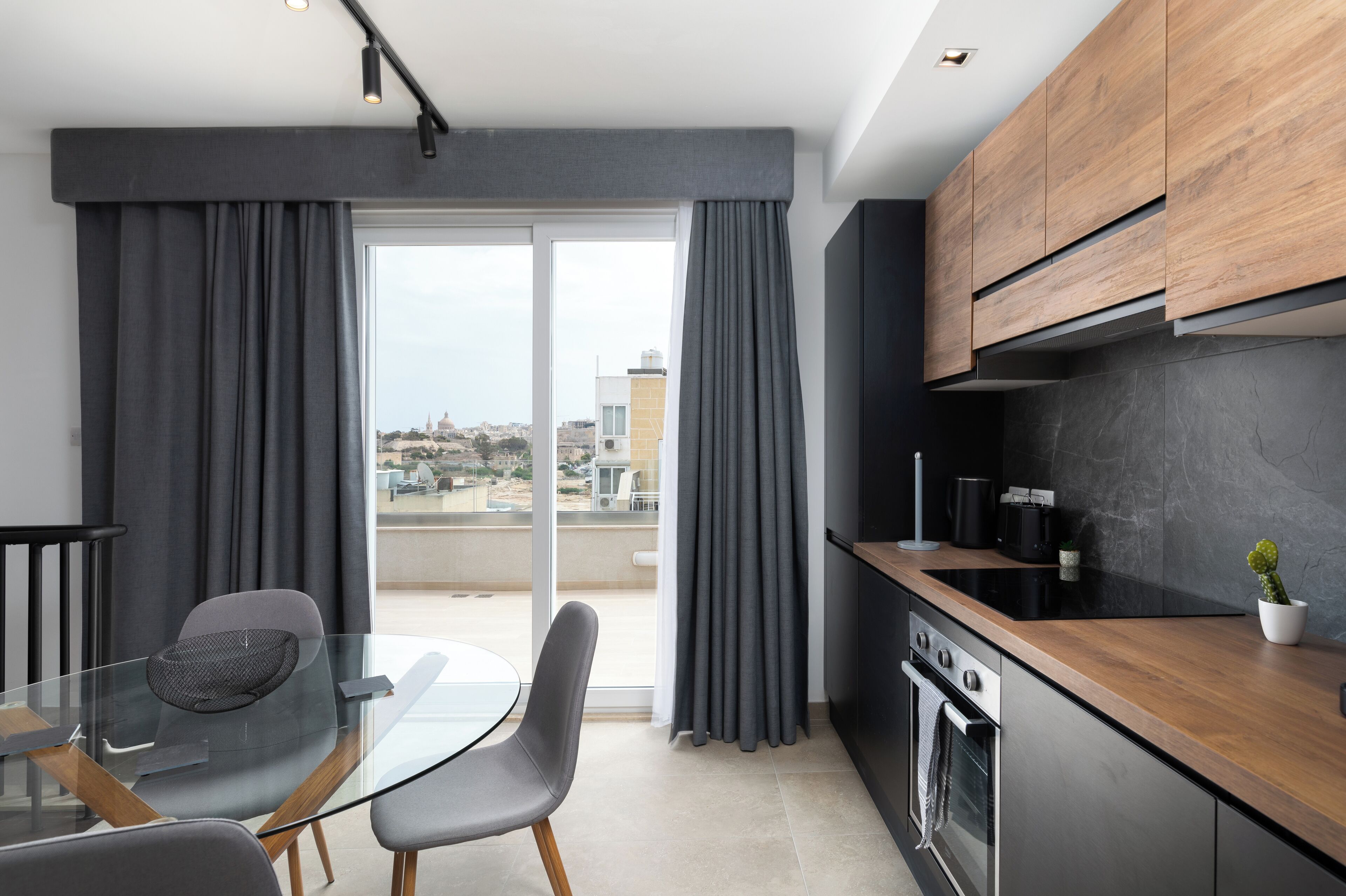 Penthouse, vista a la ciudad | Cocina privada | Tetera eléctrica y tostadora 