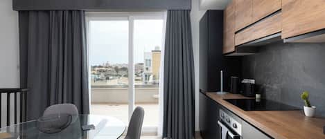 Penthouse, vista a la ciudad | Cocina privada | Tetera eléctrica y tostadora