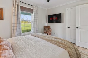 Room - Bridle & Bourbon Retreat is a private home for intimate groups of up to 6 guests (Shelbyville)