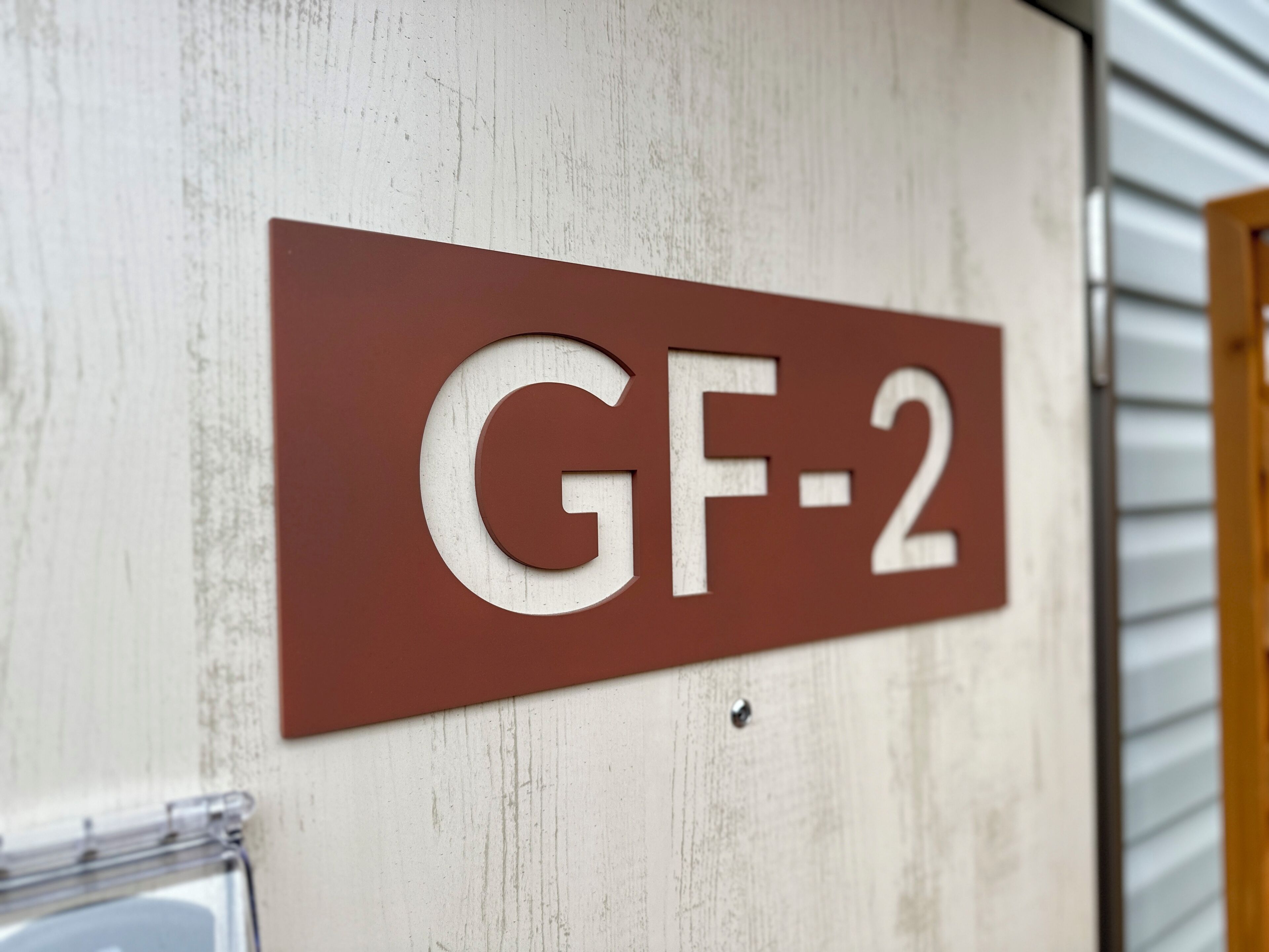 Un letrero con la inscripción 'GF-2' sobre una pared de madera.