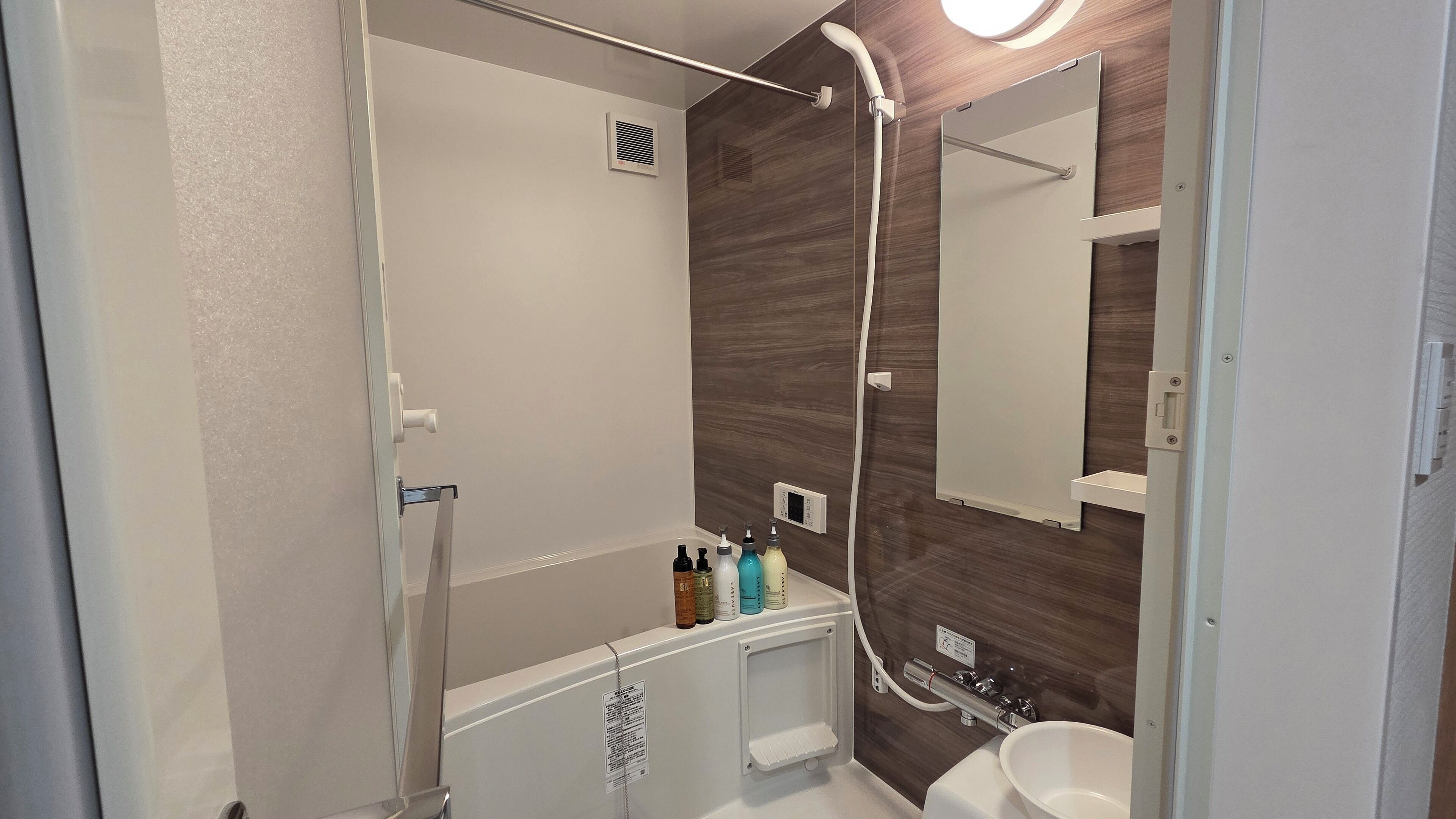 Habitación clásica, para no fumadores (GF-3,Light Snacks&Beer,Up to 5 Guests) | Baño | Secadora de cabello, toallas, shampoo, papel de baño 
