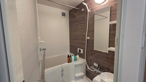 Complimentary Light Snacks & Beer (per guest) / Non-Smoking | Bathroom | Hair dryer, towels, shampoo, toilet paper