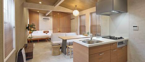 GF-4 (Up to 5 Guests): Complimentary Light Snacks & Beer (per guest) / Non-Smoking | Free WiFi