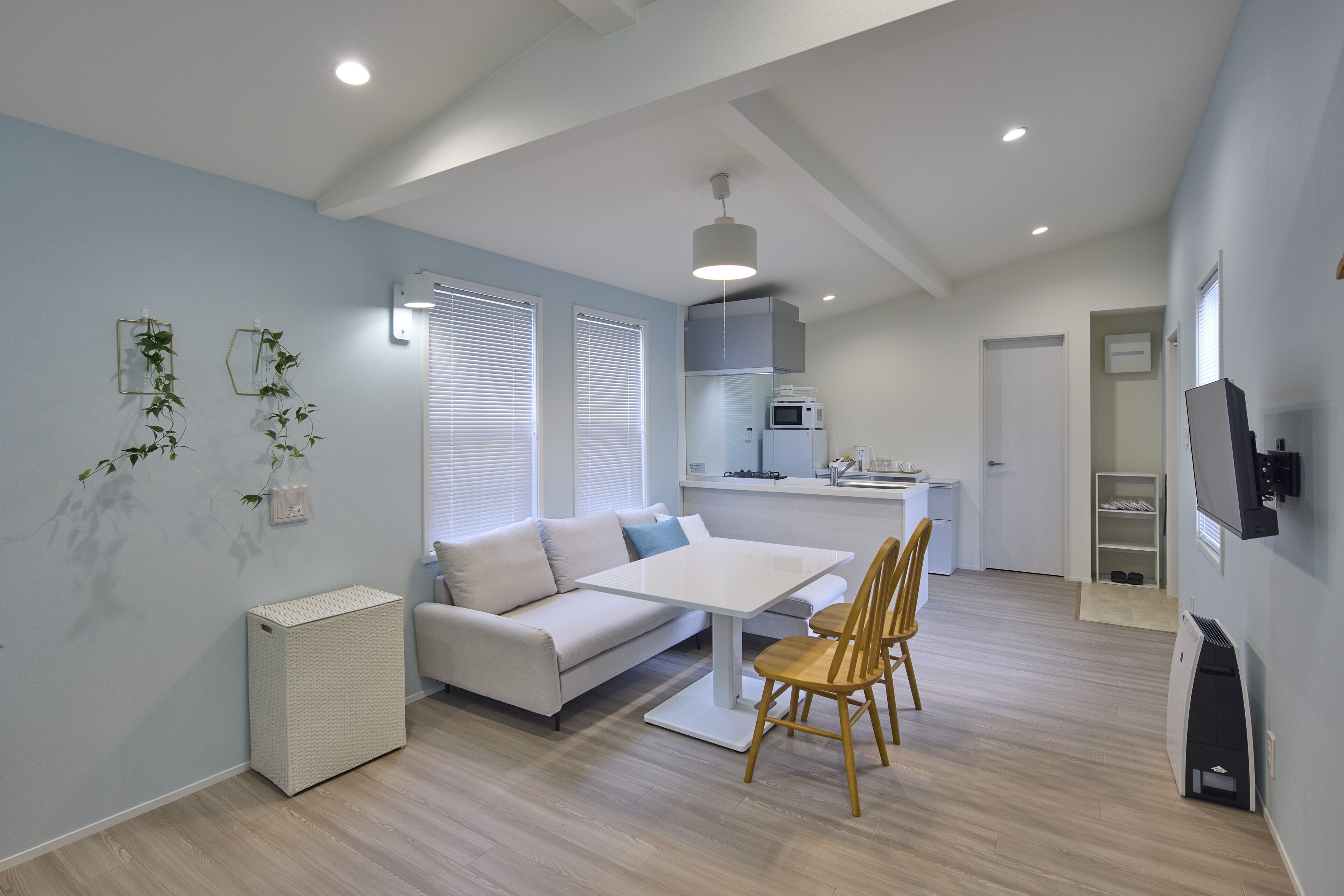 Un appartement moderne comprenant un coin repas, une cuisine et un espace de vie.
