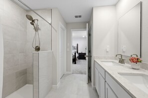 Shower, hair dryer, towels, soap - 4BR North Jax Peaceful Retreat, 8 minutes from Jax airport (Jacksonville)