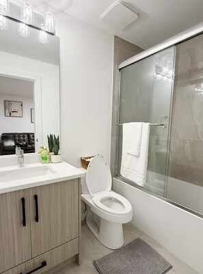 Haartrockner, Handtücher, Seife, Toilettenpapier