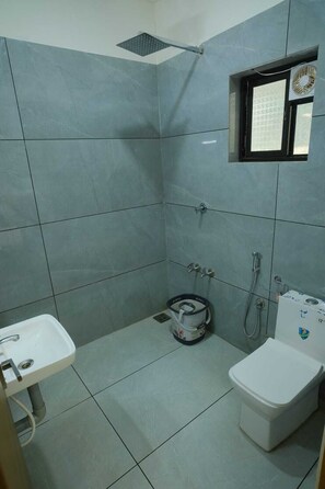 Een douche, handdoeken, zeep