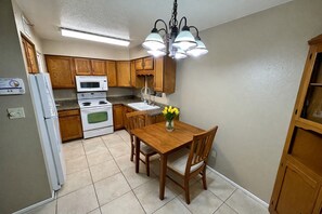 Microondas, horno, parrilla de estufa y lavavajillas 