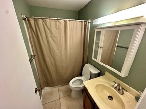 Toallas, jabón, papel de baño 