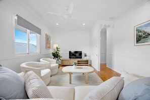 TV - Light-Filled Queenslander | Covered Deck | Family Friendly (Red Hill)