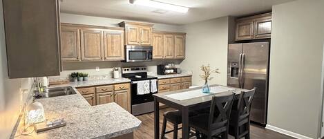 Réfrigérateur, micro-ondes, four, plaque de cuisson