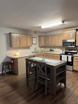 Refrigerador, microondas, horno y parrilla de estufa 