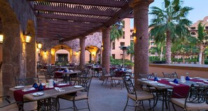 Outdoor dining - Luxury Beachfront Resort -  2BR Suite  - Seeps 6  -  Villa del Palmar Loreto (Ensenada Blanca)