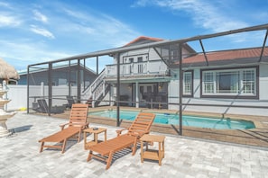 Outdoor pool, a heated pool - Waterfront Pool Home • 7 Min Airport • Weekly & Monthly Stays • Sleeps 8+ (Tampa)