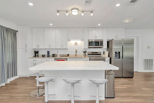 Fridge, microwave, oven, stovetop - Waterfront Pool Home • 7 Min Airport • Weekly & Monthly Stays • Sleeps 8+ (Tampa)