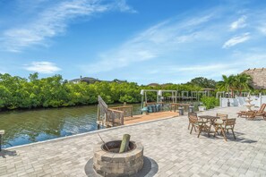 Outdoor dining - Waterfront Pool Home • 7 Min Airport • Weekly & Monthly Stays • Sleeps 8+ (Tampa)
