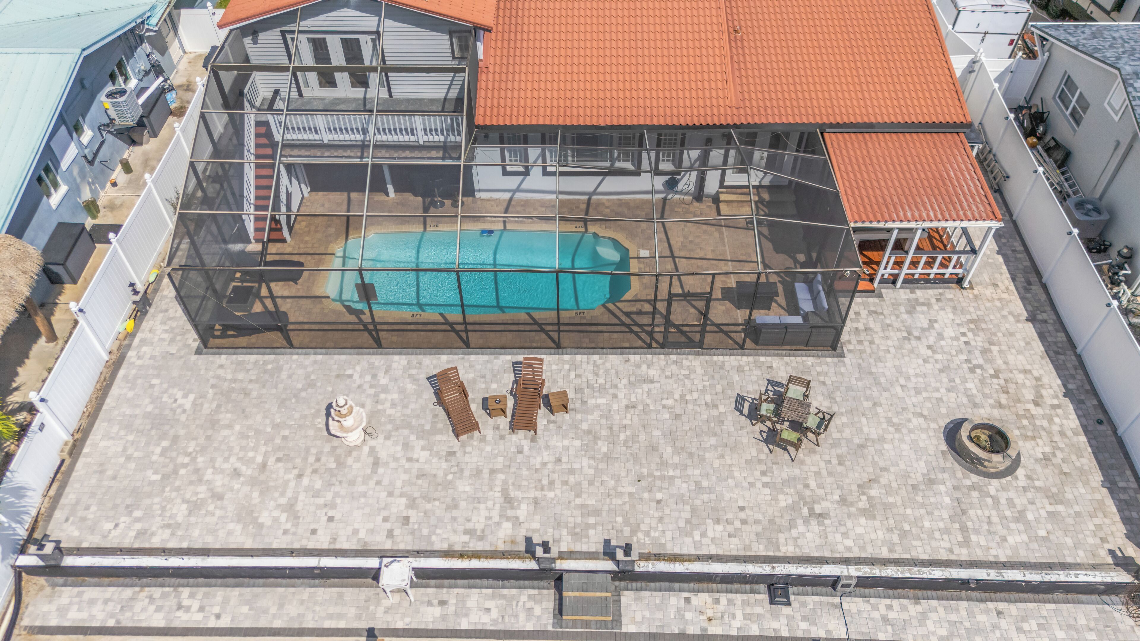Una piscina al aire libre, una piscina climatizada