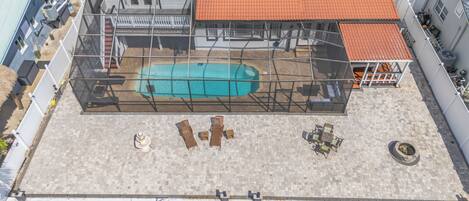 Una piscina al aire libre, una piscina climatizada